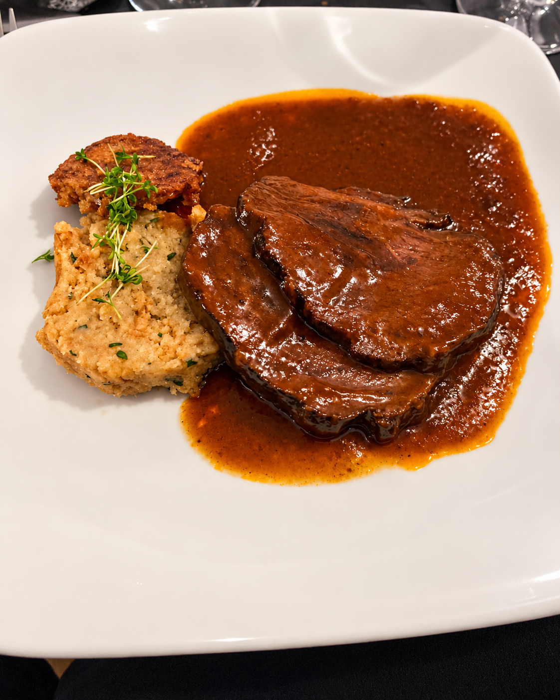 Impression von vergangenen Events im Café Postillion: Sauerbraten mit Knödel