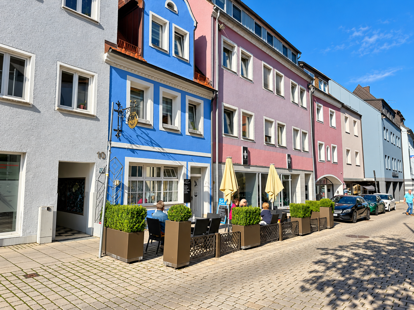 Die blaue historische Fassade des Café Postillion in Auerbach