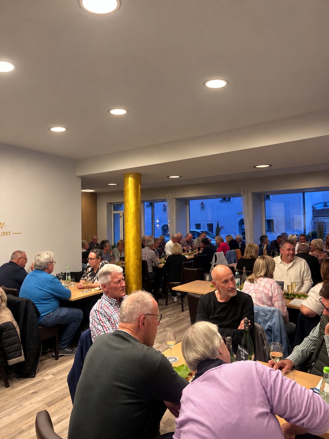 Impression von vergangenen Events im Café Postillion: Volles Haus beim Weinfest