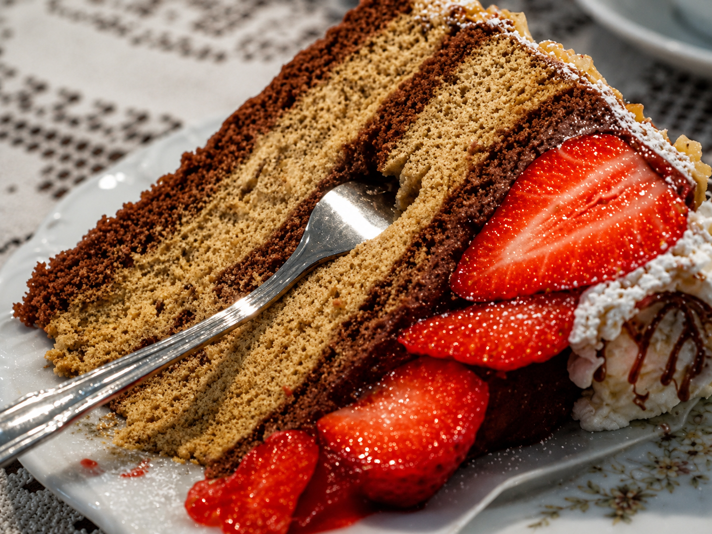 Frisch gebackenes Tortenstück mit Erdbeeren